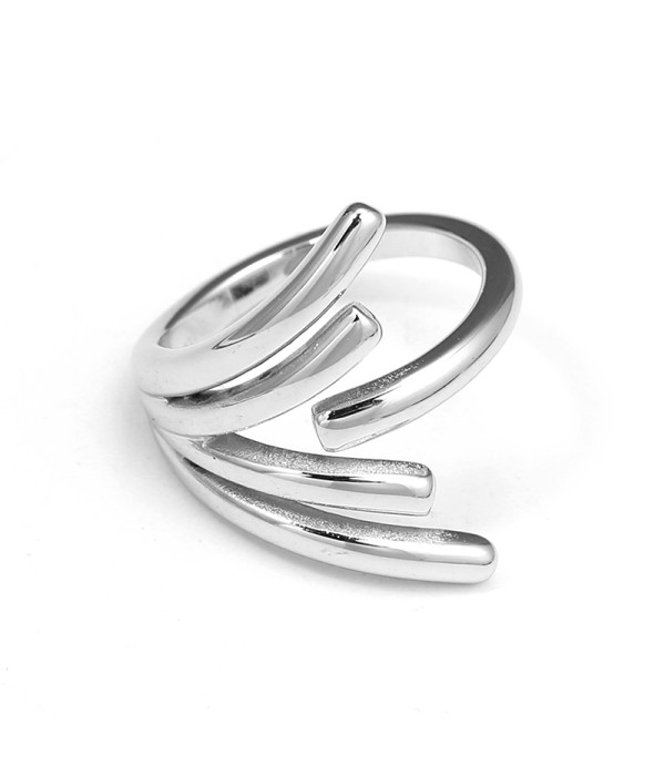 Anillo plateado con diseño de múltiples curvas envolventes