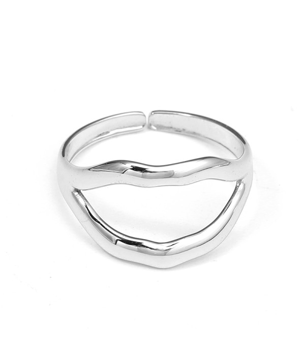 Anillo plateado abierto con líneas onduladas