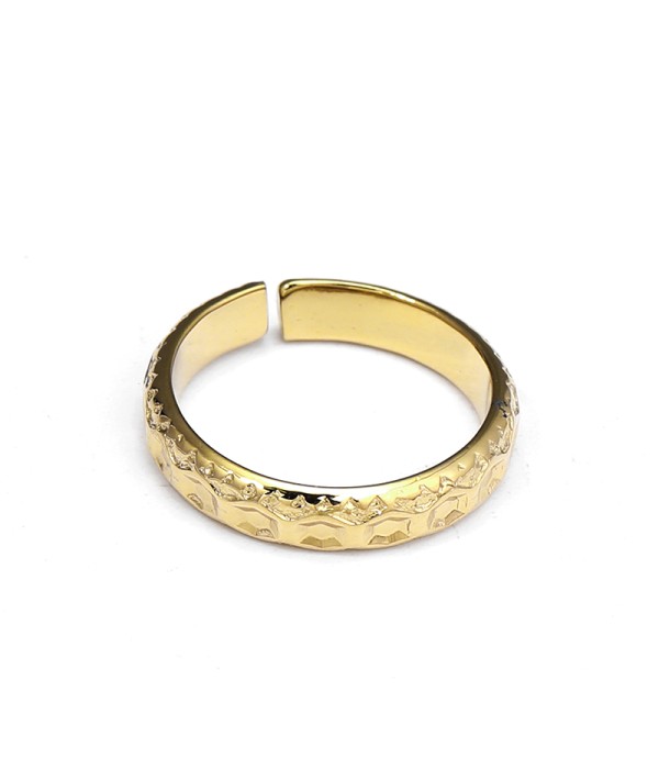 Anillo dorado abierto con textura geométrica