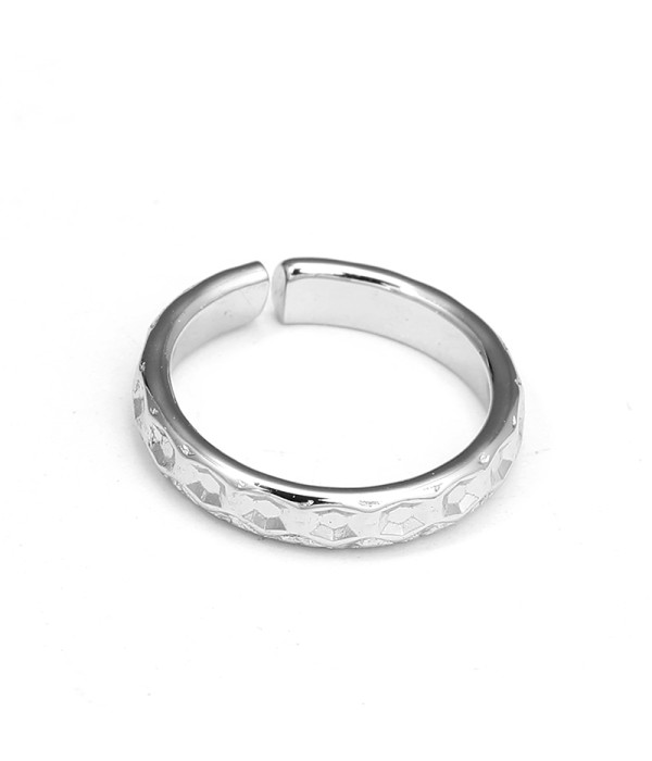 Anillo plateado abierto con textura geométrica