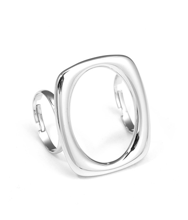 Anillo grande con diseño geométrico hueco