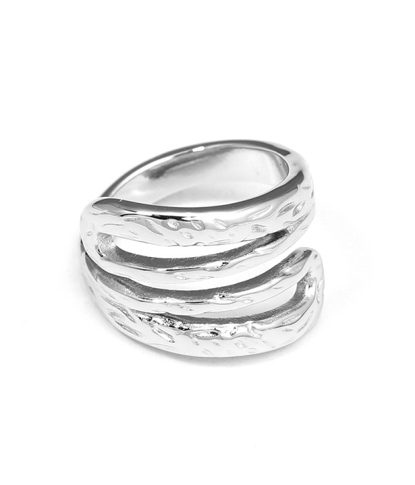 Anillo plateado texturizado de triple banda