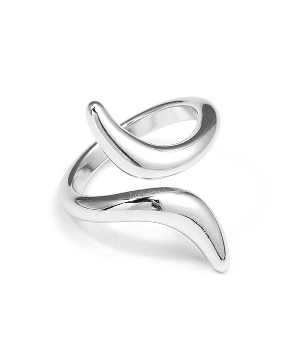 Anillo plateado abierto con diseño curvo fluido