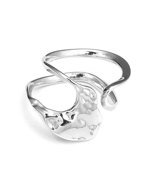 Anillo plateado irregular con diseño artístico fundido