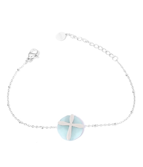 Pulseras plateadas con cruz multicolores