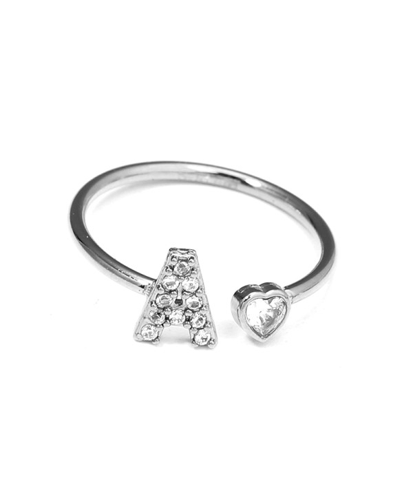 Anillo plateado con letra A y corazón de circonita