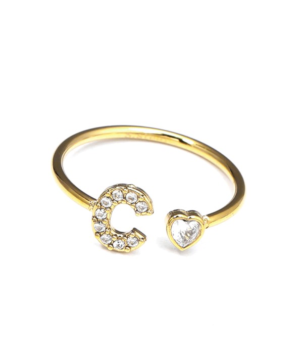 Anillo dorado con letra C y corazón de circonita