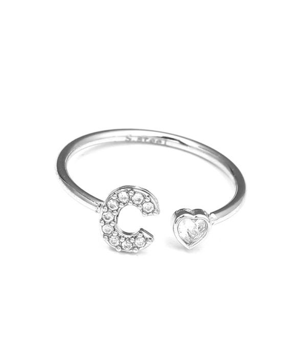 Anillo plateado con letra C y corazón de circonita