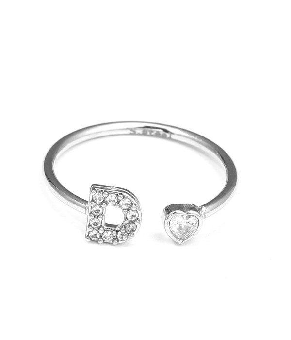 Anillo plateado con letra D y corazón de circonita