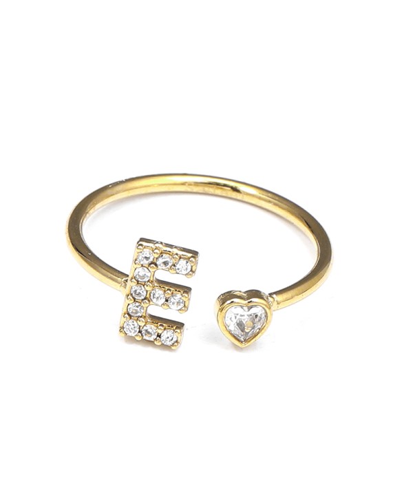 Anillo dorado con letra E y corazón de circonita
