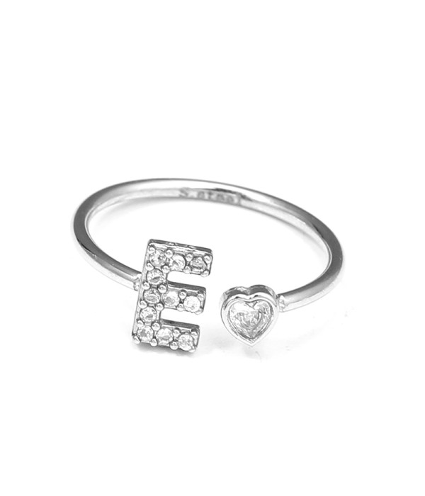 Anillo plateado con letra E y corazón de circonita