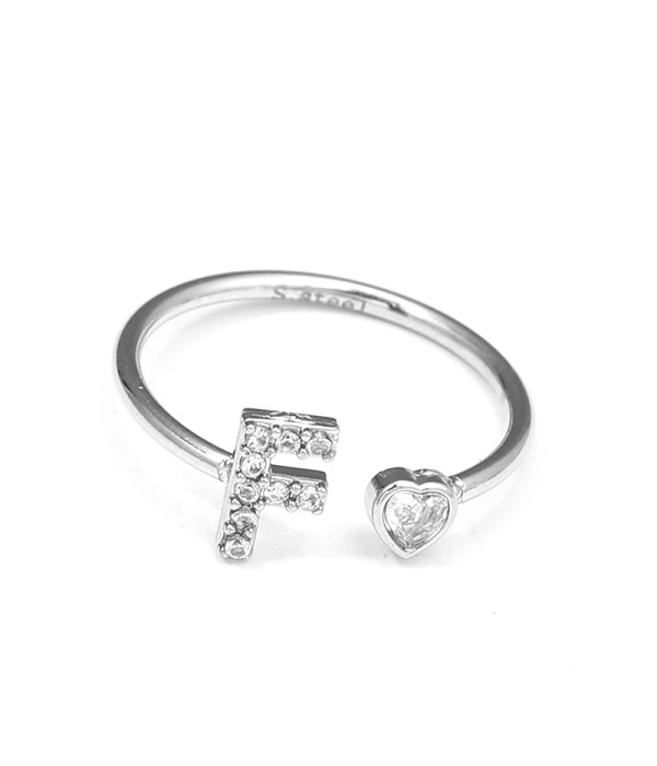 Anillo plateado con letra F y corazón de circonita
