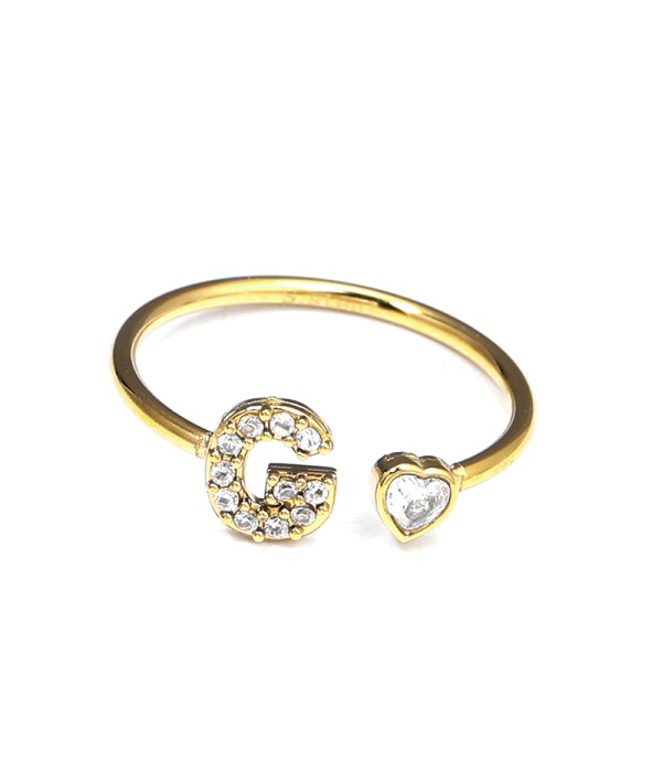 Anillo dorado con letra G y corazón de circonita