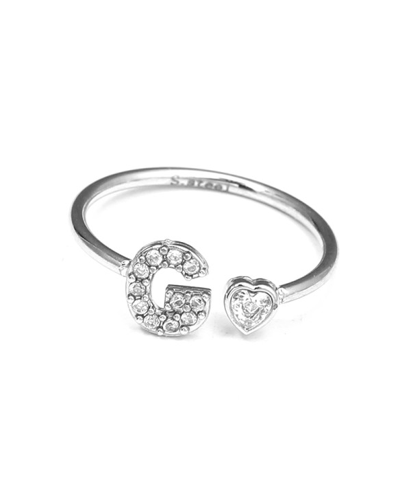 Anillo plateado con letra G y corazón de circonita