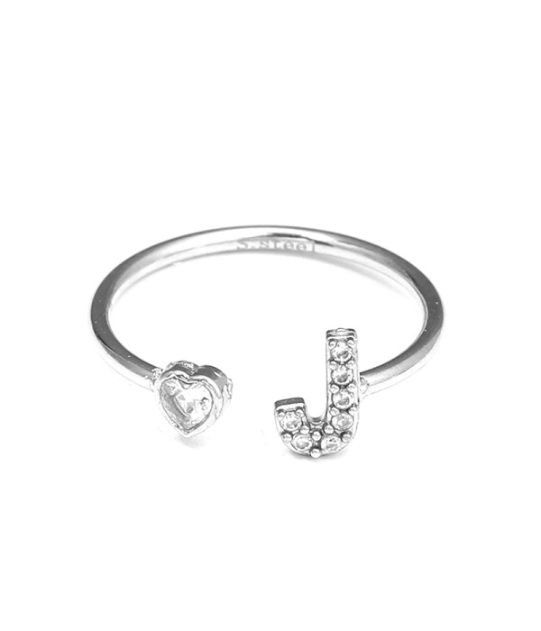 Anillo plateado con letra J y corazón de circonita