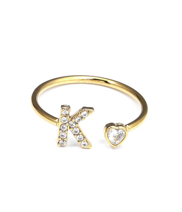 Anillo dorado con letra K y corazón de circonita
