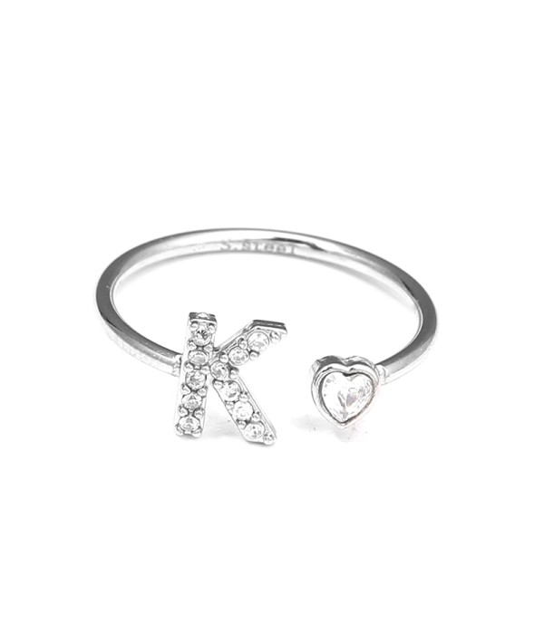 Anillo plateado con letra K y corazón de circonita