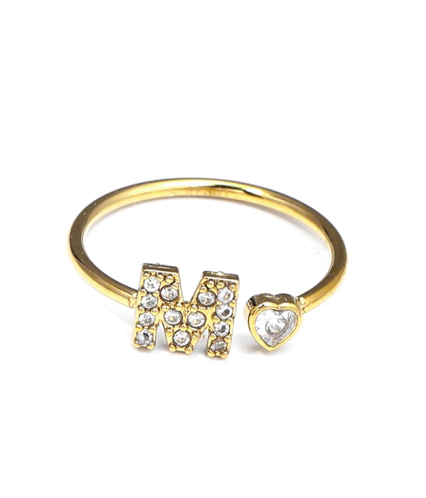 Anillo dorado con letra M y corazón de circonita