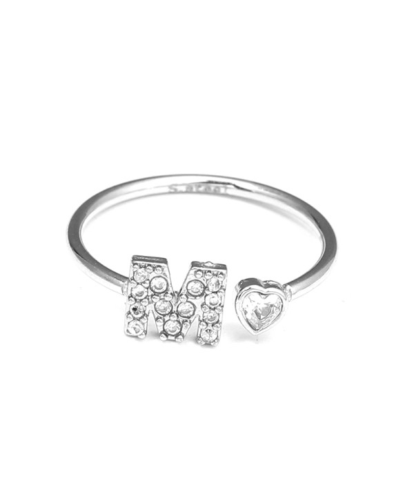 Anillo plateado con letra M y corazón de circonita