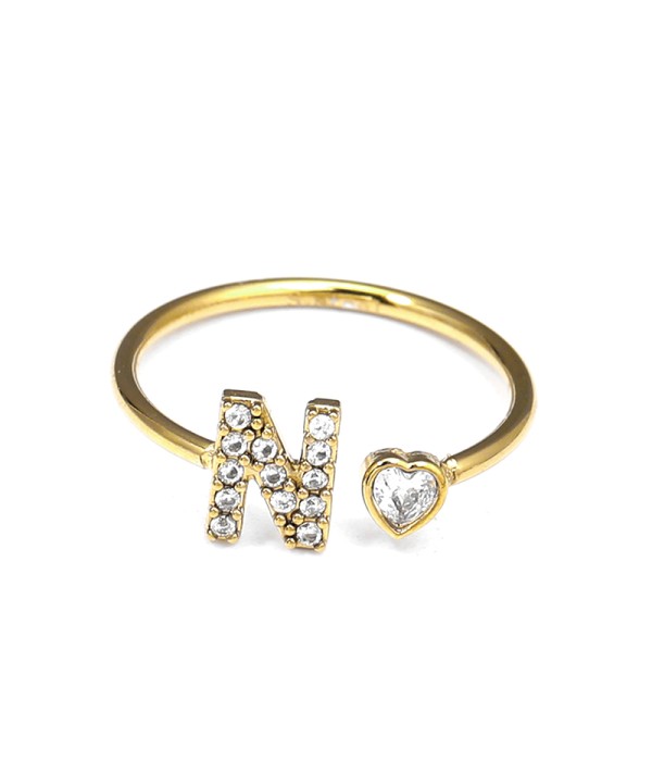 Anillo dorado con letra N y corazón de circonita