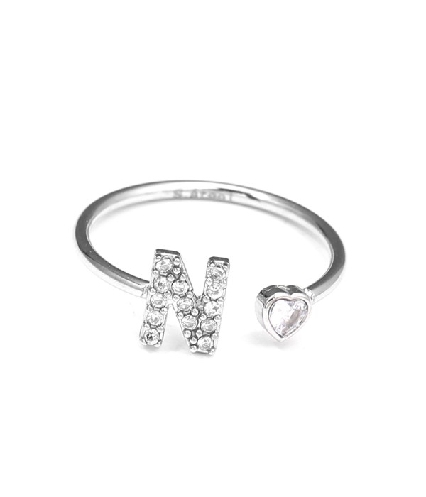 Anillo plateado con letra N y corazón de circonita