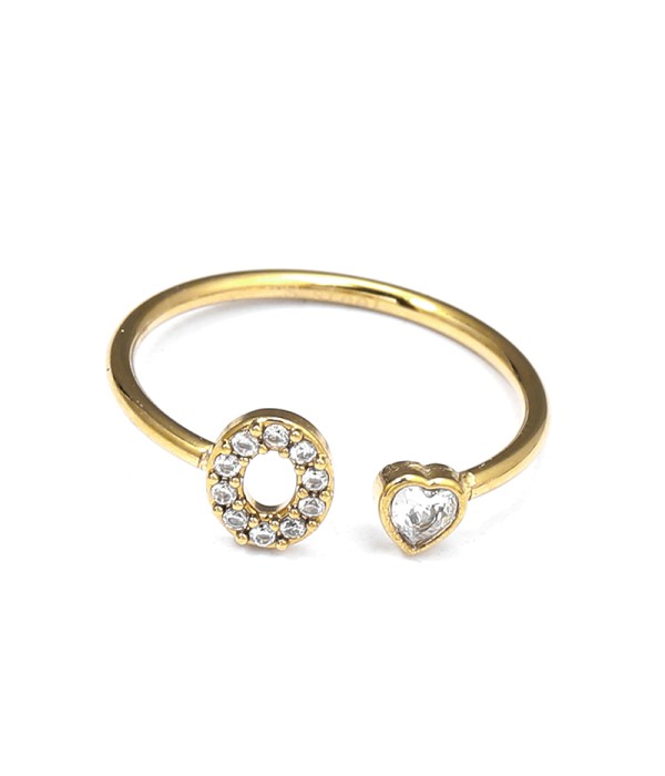Anillo dorado con letra O y corazón de circonita