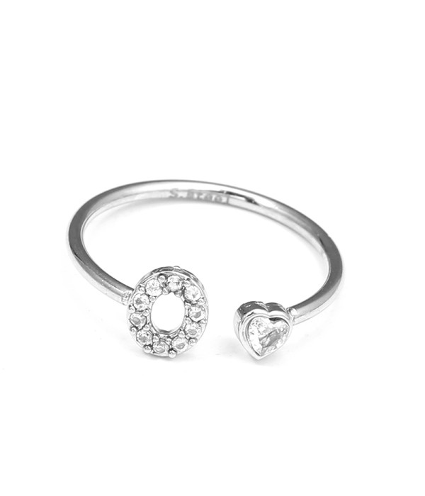 Anillo plateado con letra O y corazón de circonita