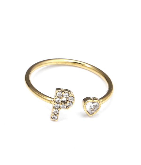Anillo dorado con letra P y corazón de circonita