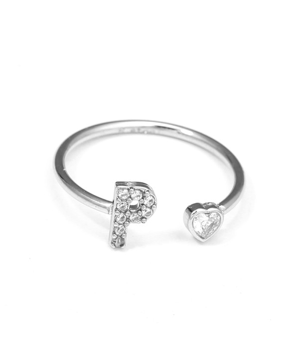 Anillo plateado con letra P y corazón de circonita