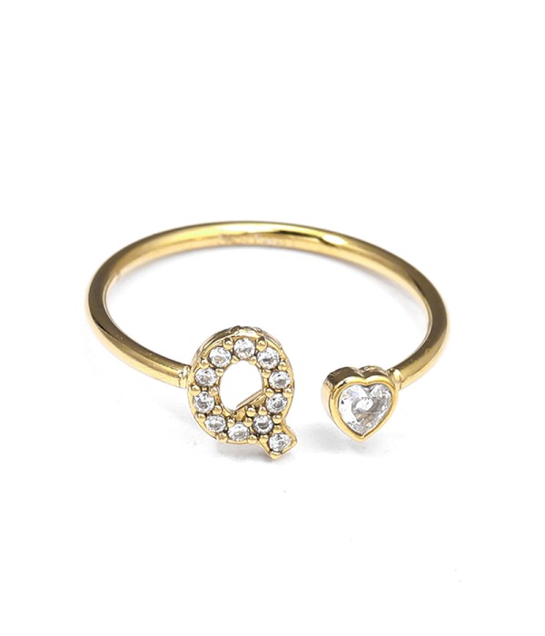 Anillo dorado con letra Q y corazón de circonita