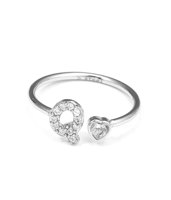 Anillo plateado con letra Q y corazón de circonita