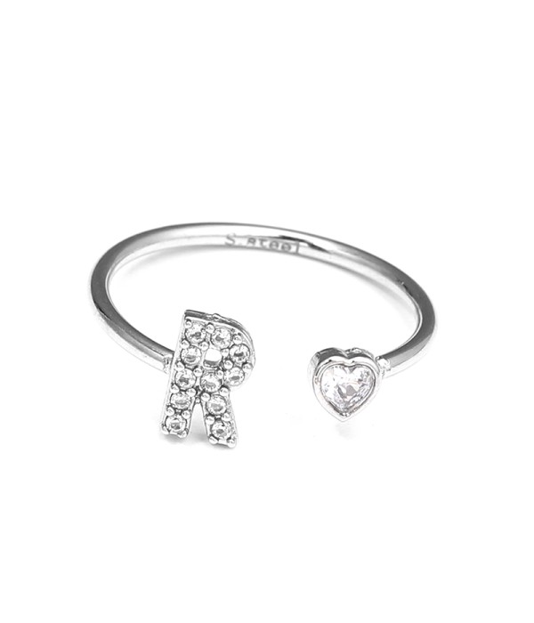 Anillo plateado con letra R y corazón de circonita