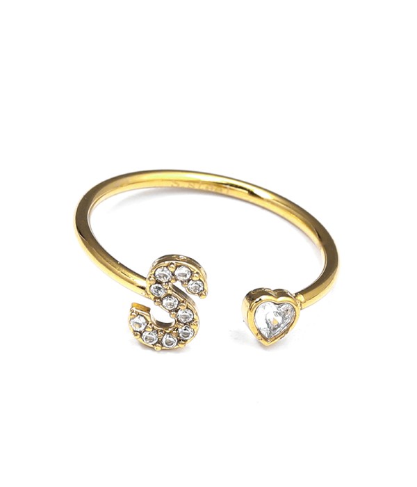 Anillo dorado con letra S y corazón de circonita