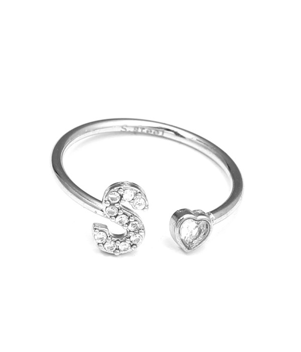 Anillo plateado con letra S y corazón de circonita