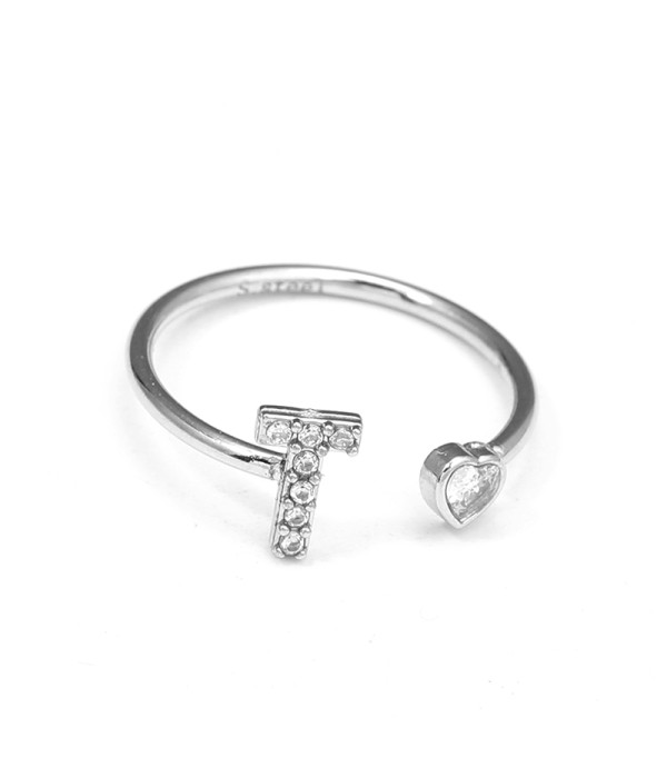 Anillo plateado con letra T y corazón de circonita