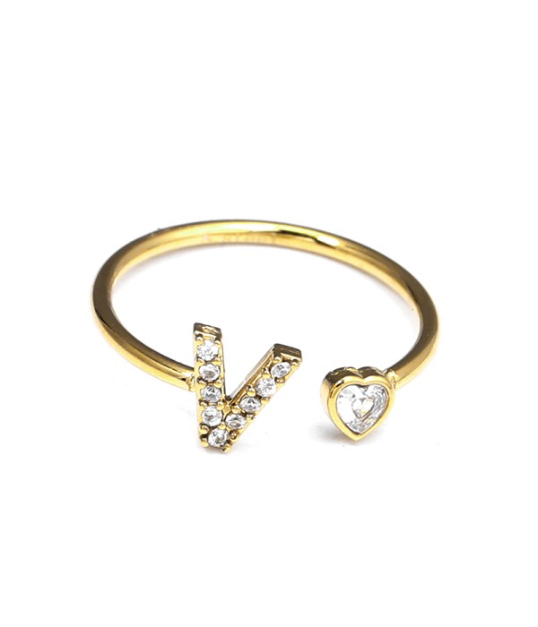 Anillo dorado con letra V y corazón de circonita