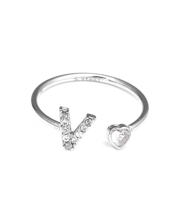 Anillo plateado con letra V y corazón de circonita