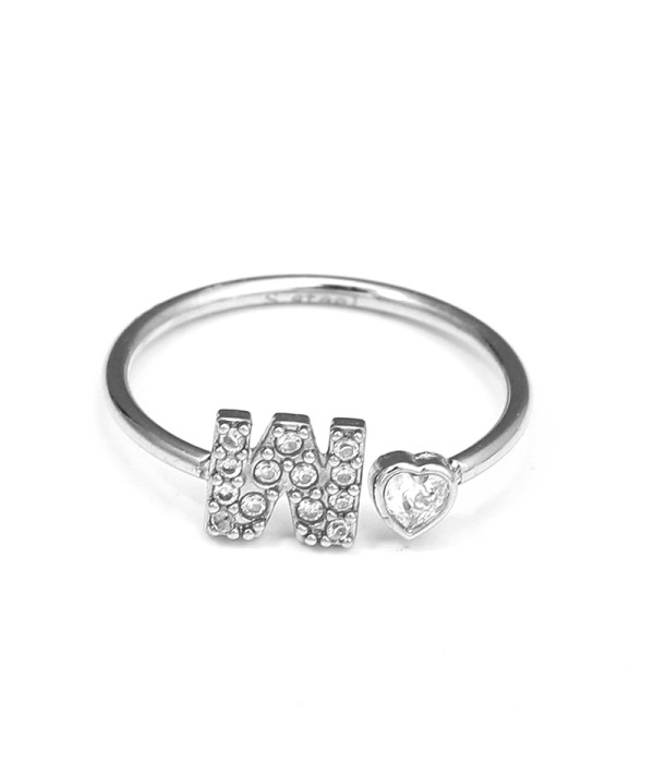 Anillo plateado con letra W y corazón de circonita