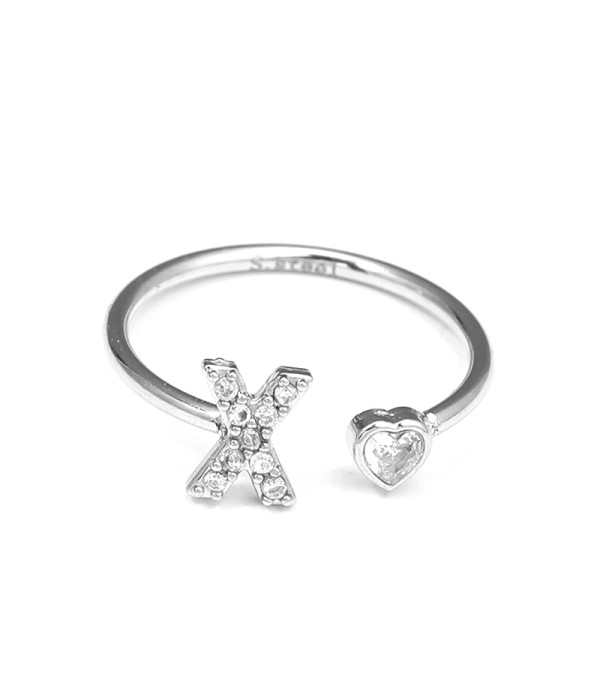 Anillo plateado con letra X y corazón de circonita