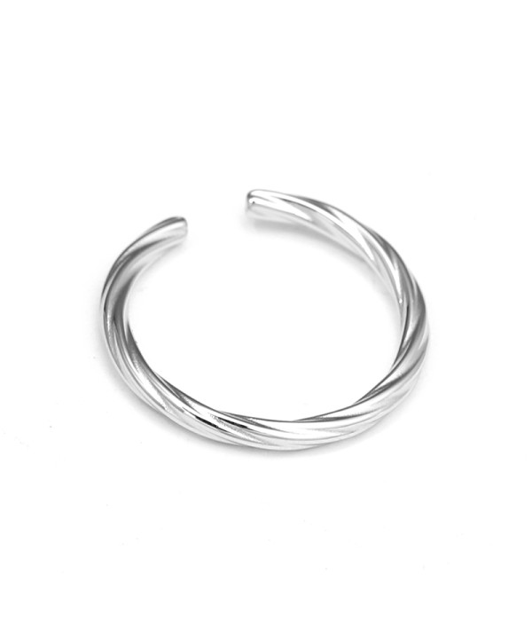Anillo abierto plateado con diseño trenzado
