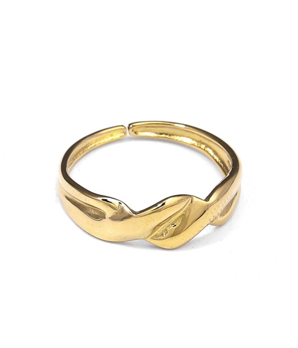 Anillo abierto dorado con diseño de onda pulida