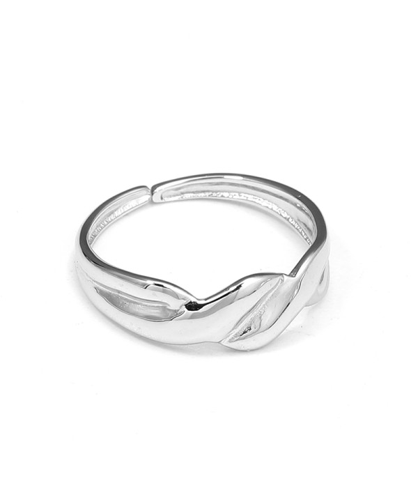 Anillo abierto plateado con diseño de onda pulida