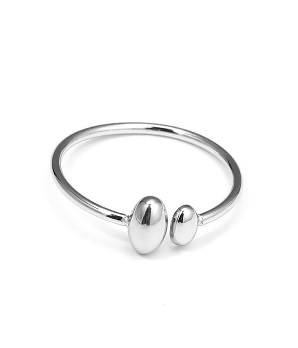 Anillo plateado abierto con detalles ovalados