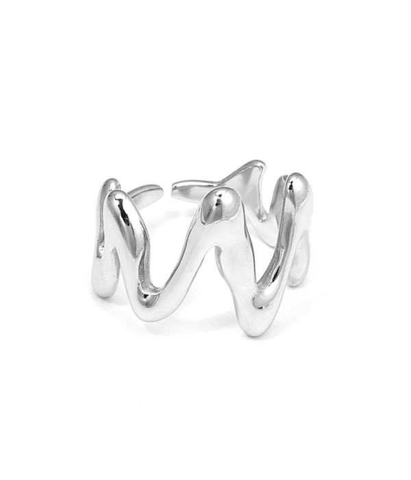 Anillo plateado de ondas fluidas