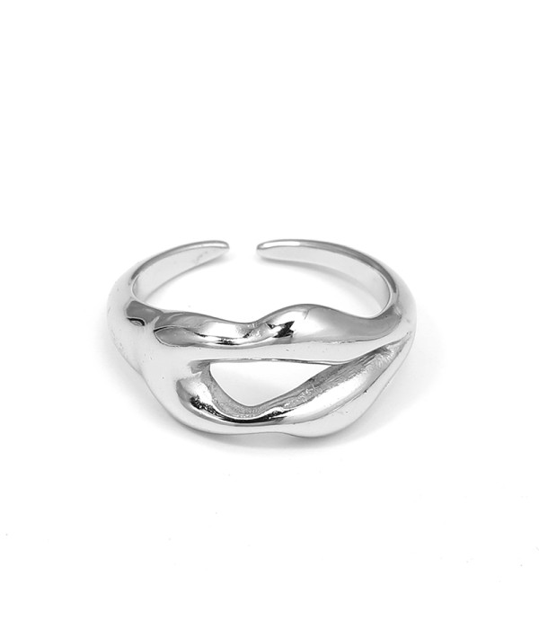 Anillo plateado con diseño ondulado y apertura central