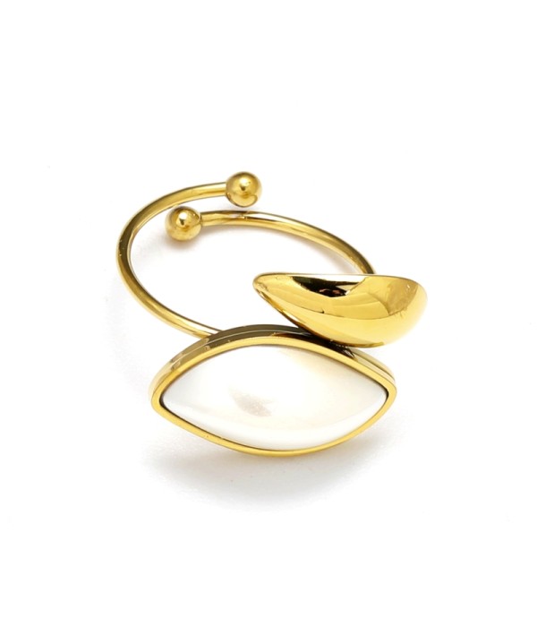 Anillo dorado con óvalo puntiagudo y gota