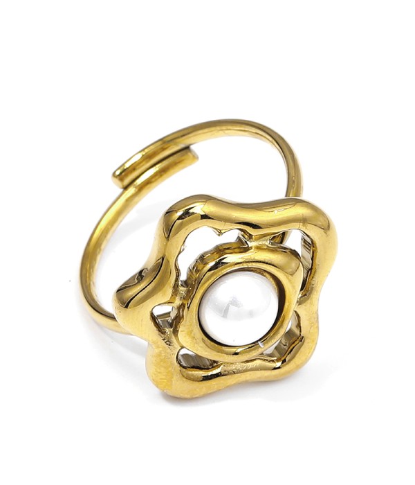 Anillo dorado con diseño floral y perla