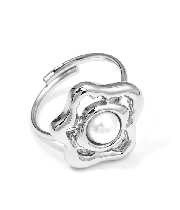 Anillo plateado con diseño floral y perla
