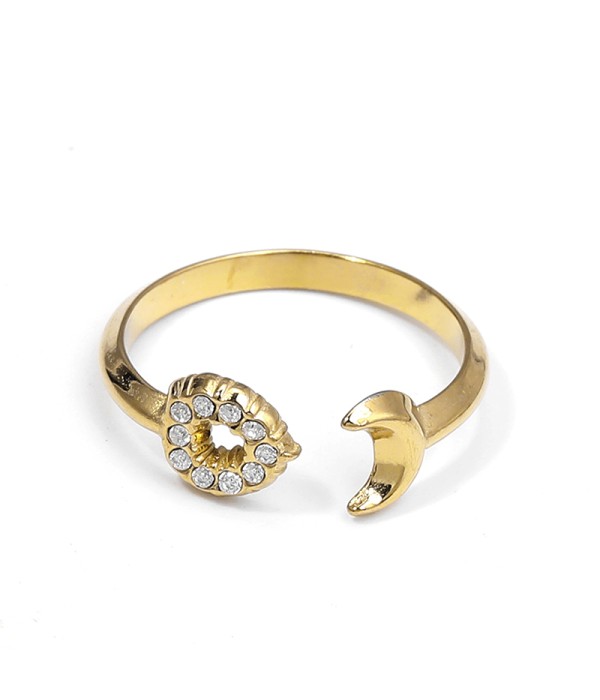 Anillo dorado con diseño de circonitas