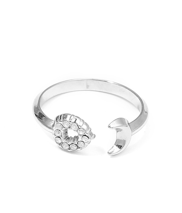 Anillo dorado con diseño de circonitas